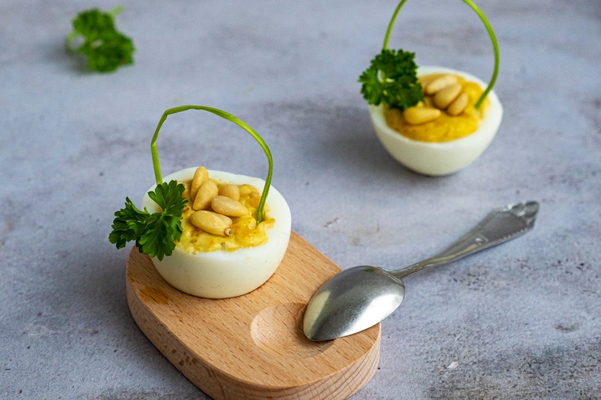 Gevulde eieren als kleine mandjes