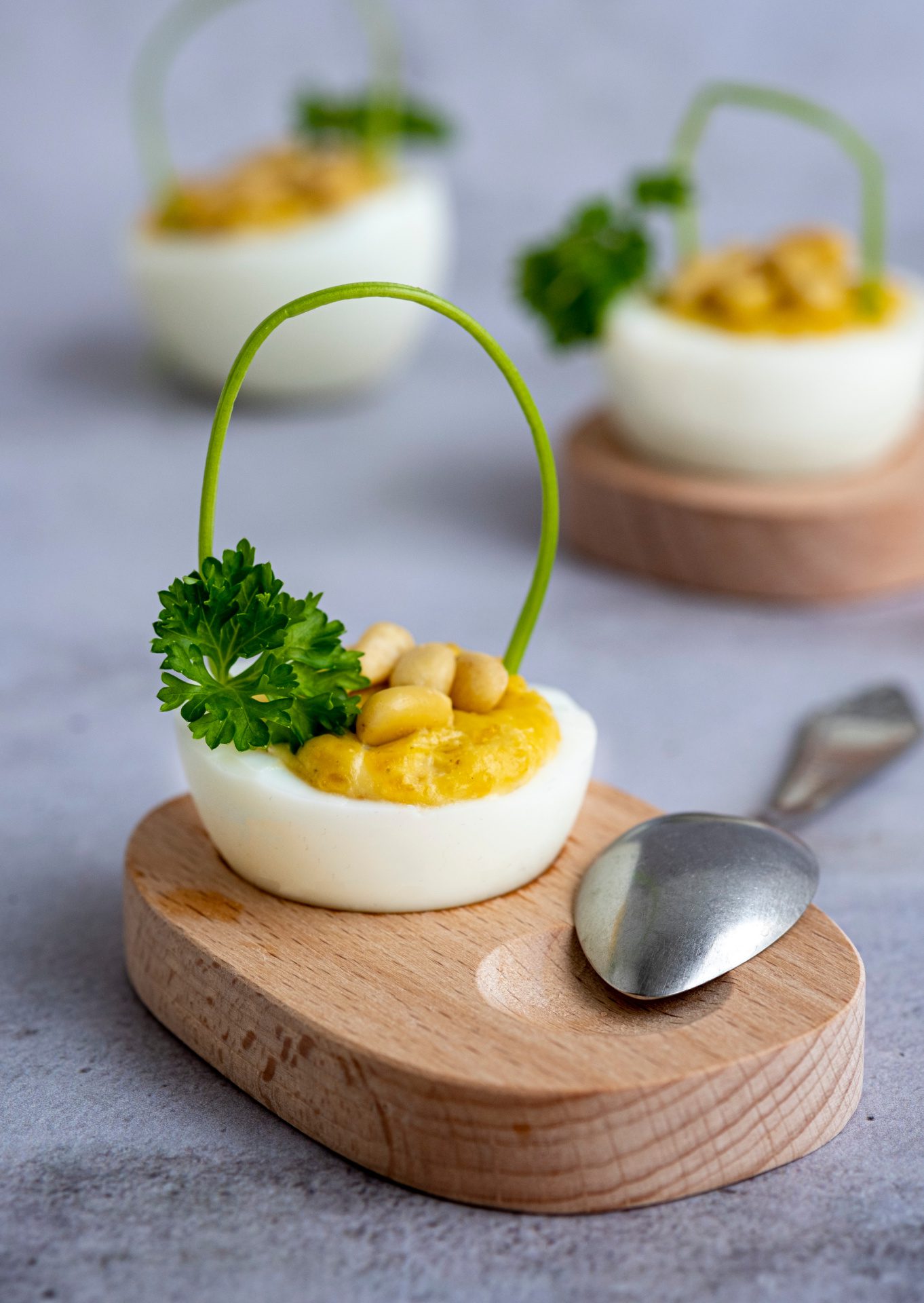 Gevulde eieren als kleine mandjes