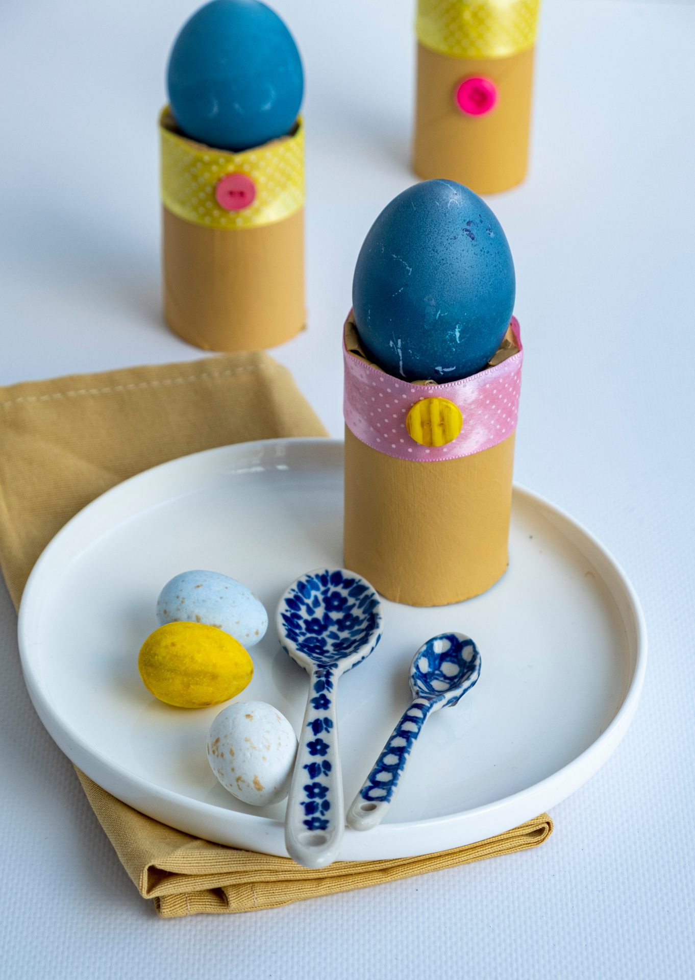 Eierhouder knutselen met wc rollen