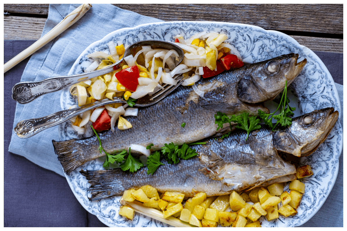 Zeebaars op cederhout van de kamado