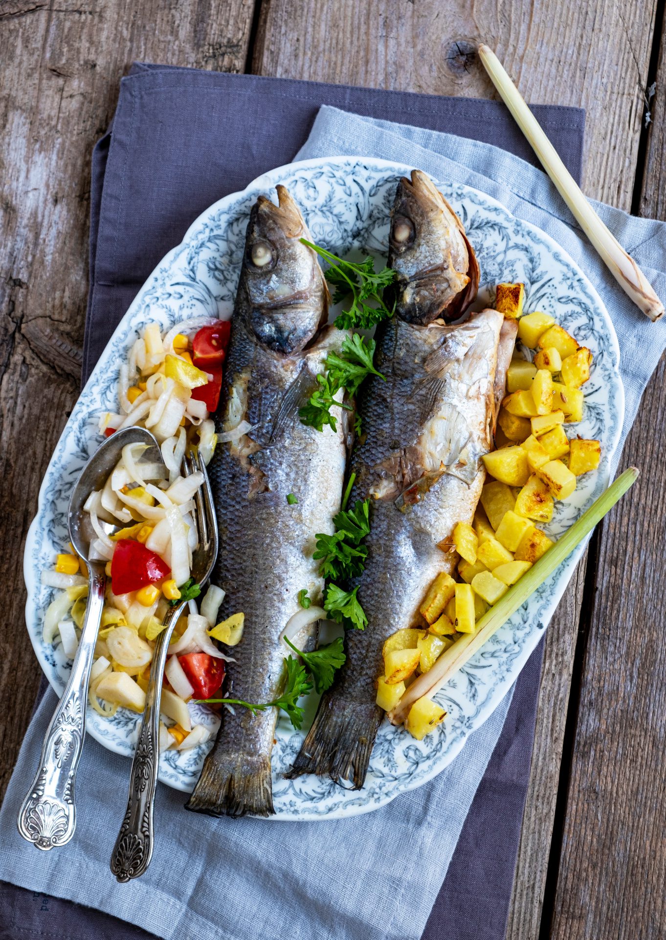 Zeebaars op cederhout van de kamado