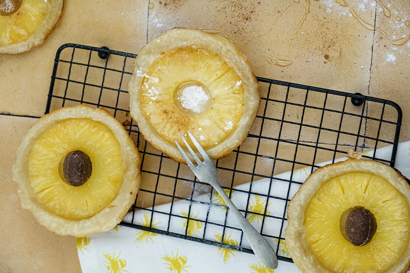 Bladerdeeg gebakjes met ananas