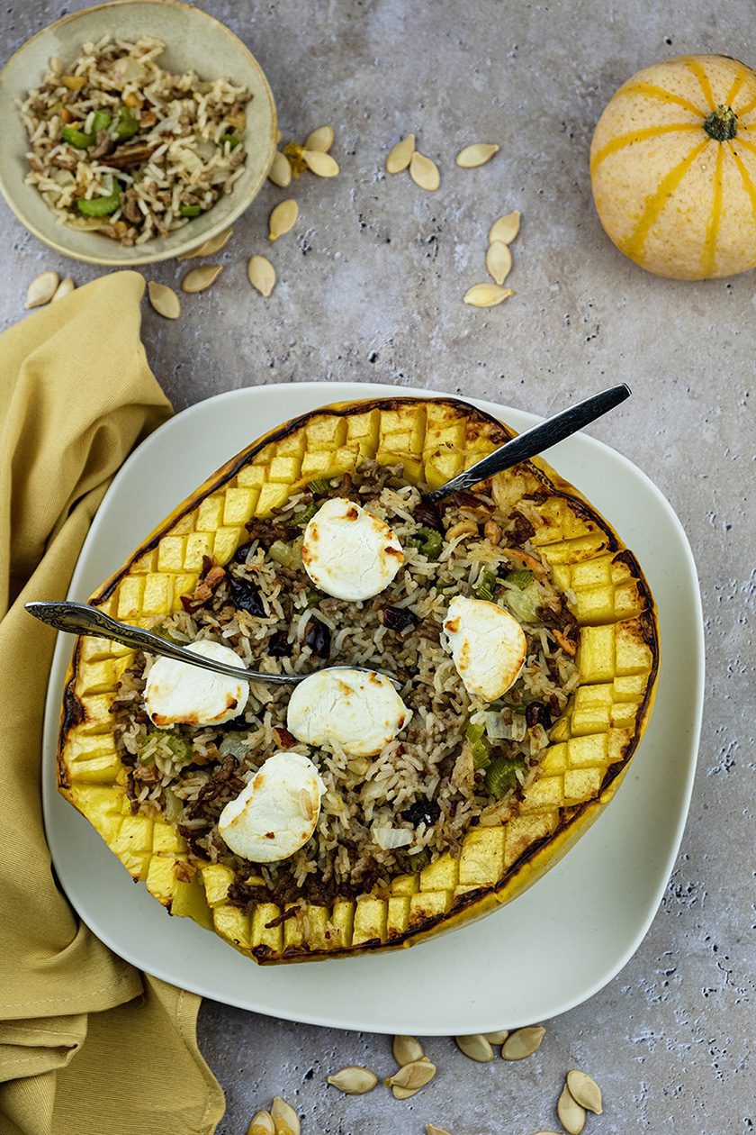 Gevulde pompoen met gehakt, noten en geitenkaas