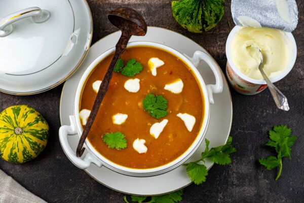 Pompoensoep met winterpeen, ras el hanout en sambal
