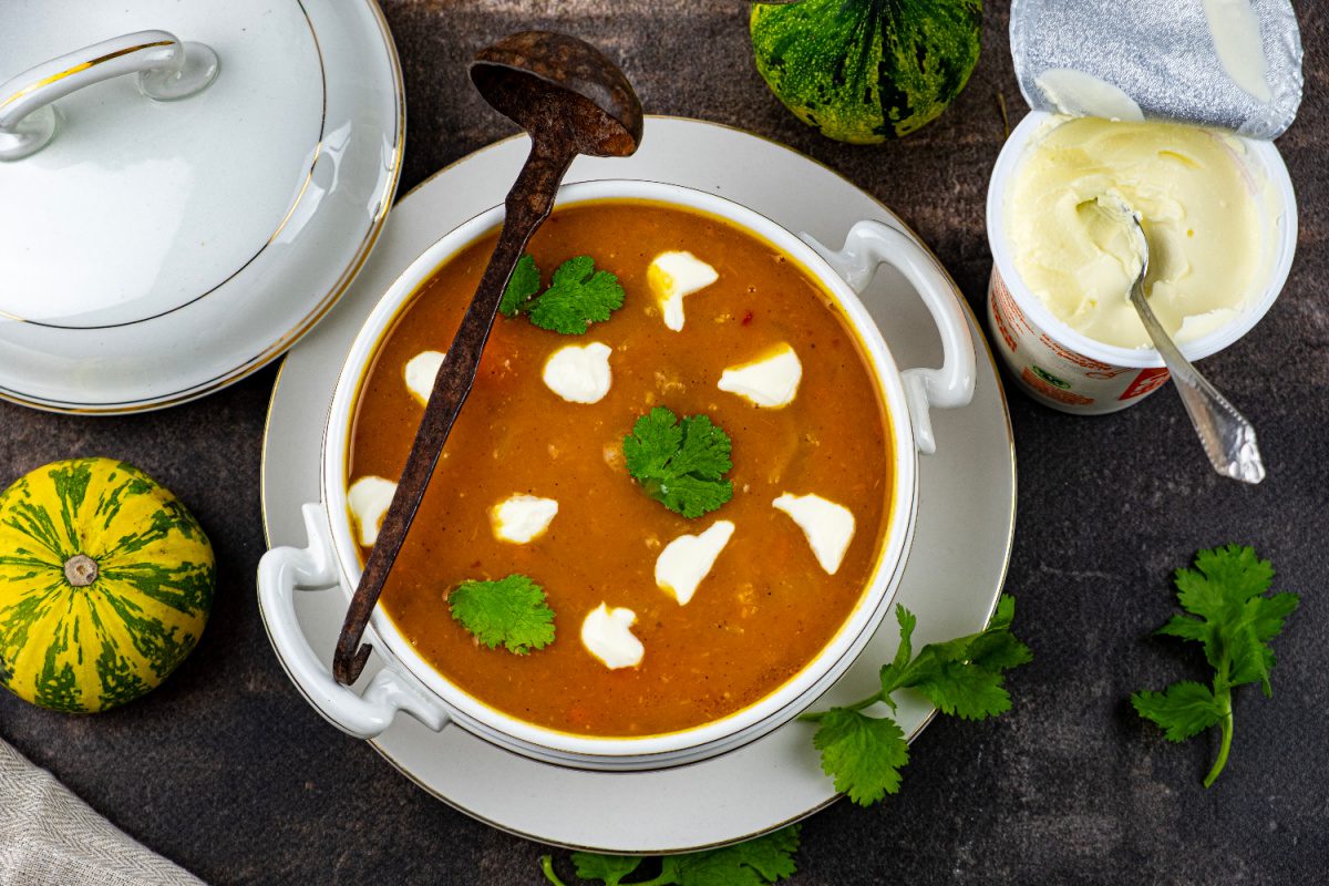 Pompoensoep met winterpeen, ras el hanout en sambal